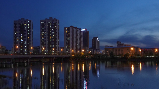 城市河滨夜景