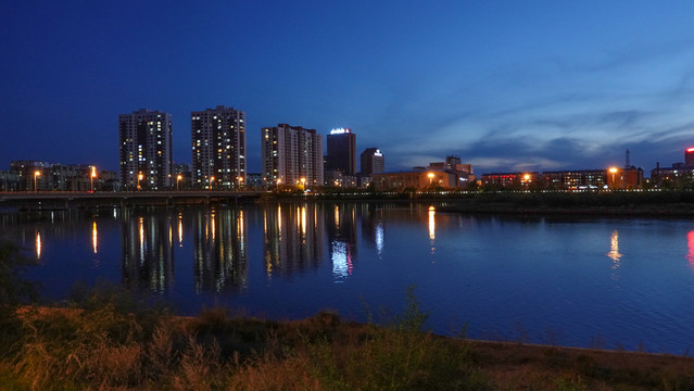 城市河滨夜景