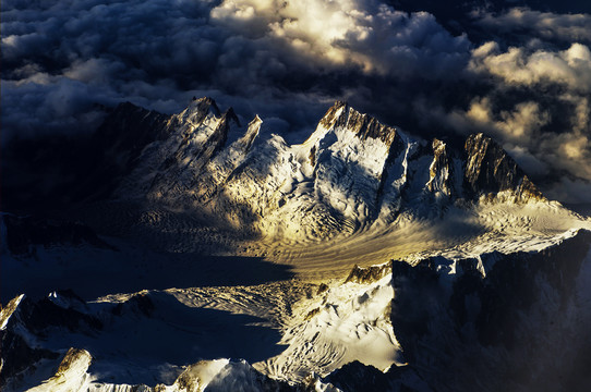 云中雪山