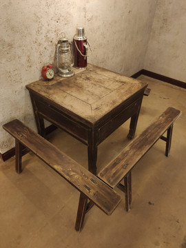 老式木桌子长板凳