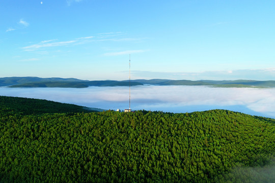 山林云海通信塔风景