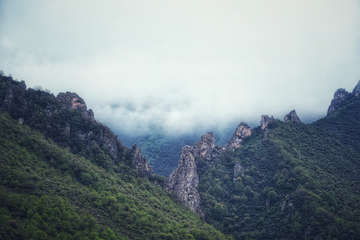 崇山峻岭