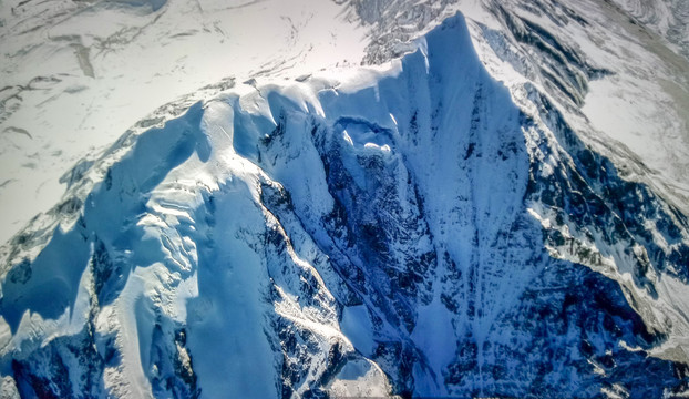 航拍雅拉雪山