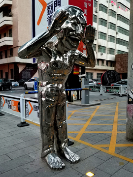 广场上的不锈钢雕像