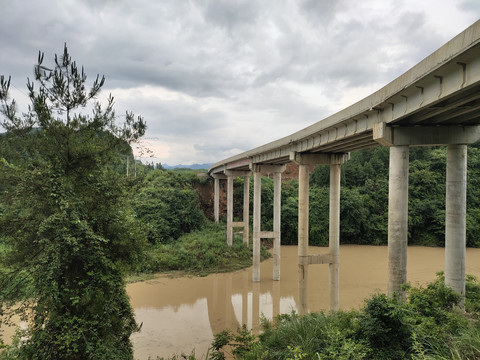 大雨过后的河流与桥梁