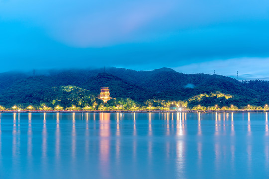 杭州钱塘江与六和塔夜景