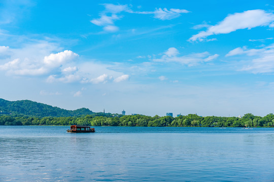 杭州西湖夏天湖面游船