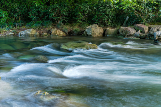 小溪流水