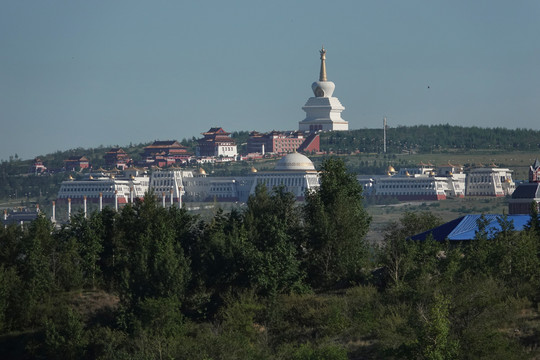 山顶上的白塔与寺院