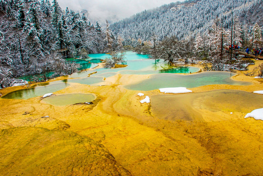 黄龙风景区五彩池冬季风光