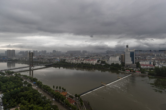 阴雨中的城市风光