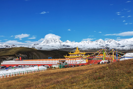 川西塔公寺秋天雪山风光