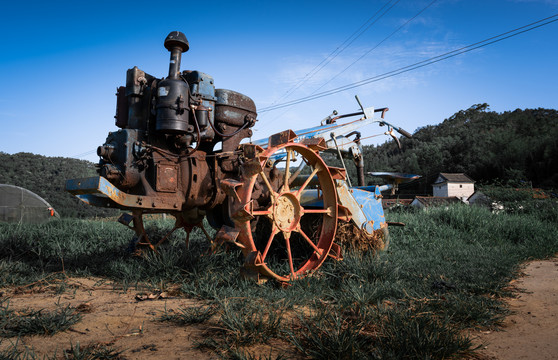 乡下农村停在田边的拖拉机