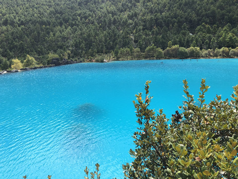 蓝天碧水风景照片