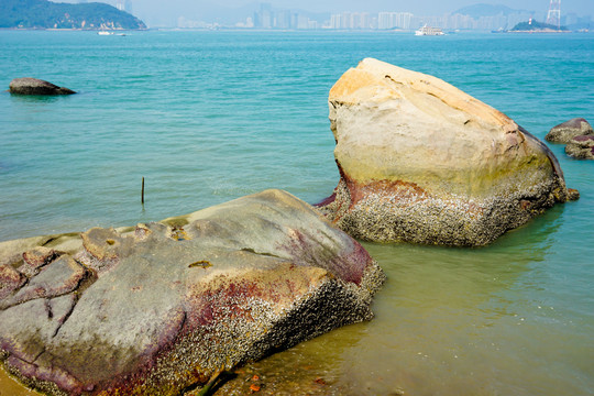 海岸边的礁石