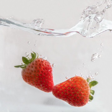 两个水中接吻的草莓