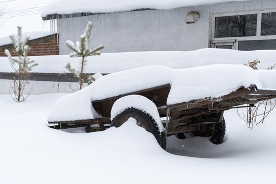 大雪覆盖下拖车