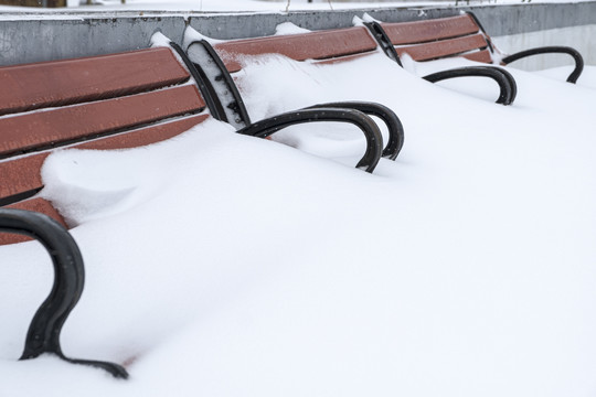 大雪覆盖下长椅1
