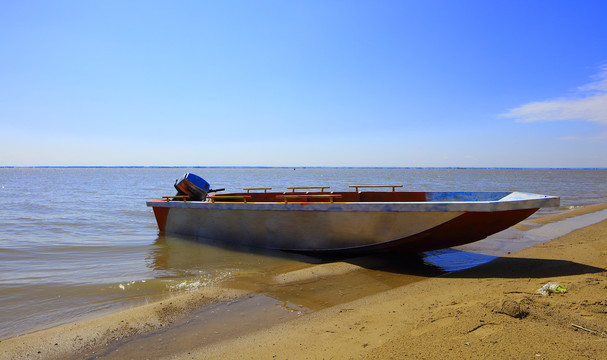 大海沙滩帆船