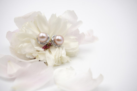 花瓣和珍珠耳钉