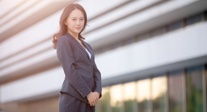 夕阳下美丽的商务女士