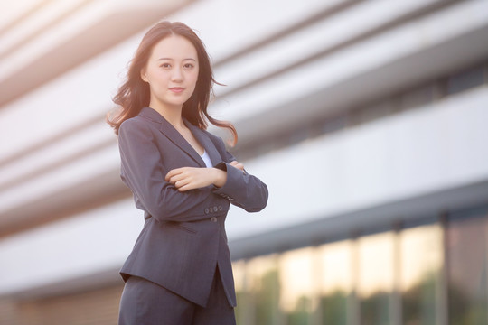 夕阳下美丽的商务女士