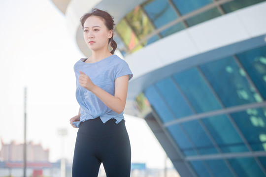 户外体育场里运动的女孩