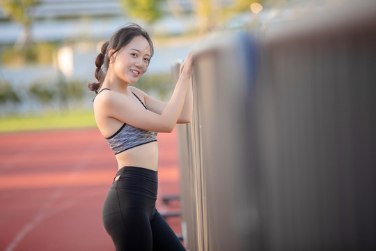 户外体育场里运动的女孩