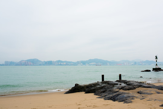 海岸边的礁石