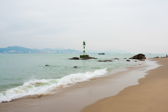 海浪涌上沙滩