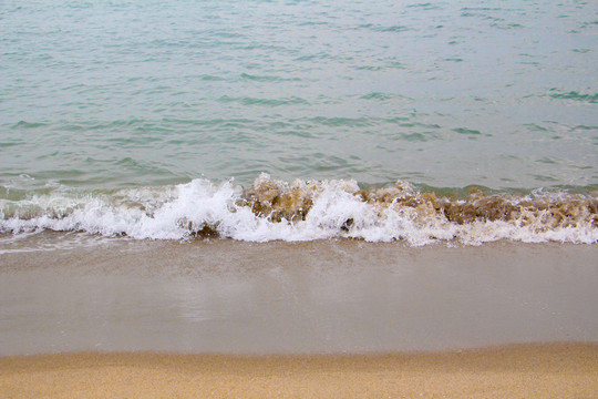 海浪涌上沙滩