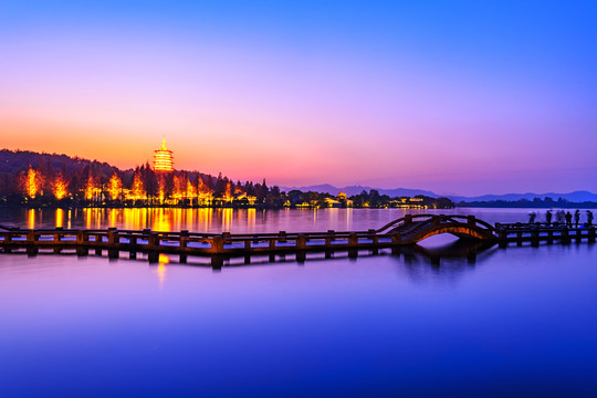 西湖长桥公园夜景