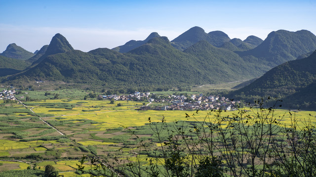 山丘下的村庄