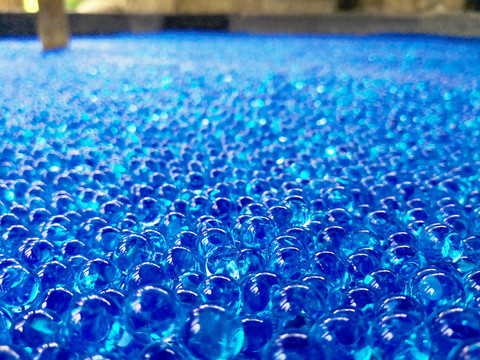 露天洗浴池里的蓝色小球