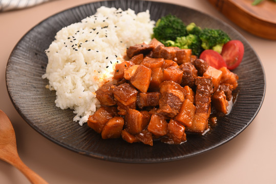 红烧肉米饭