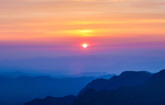 高山夕阳剪影