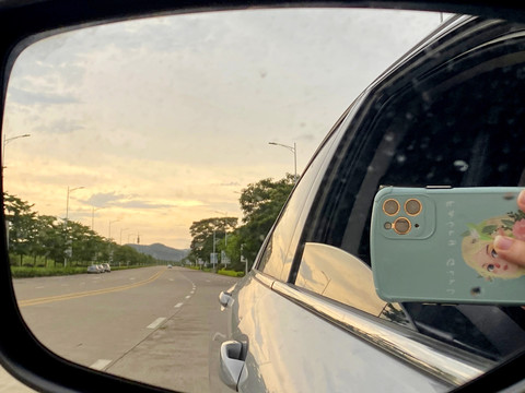 汽車倒后鏡景色