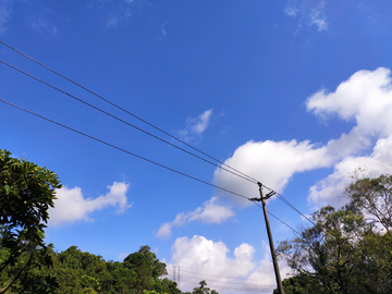 蓝天白云山里的电线杆