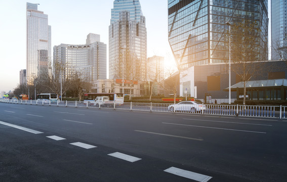 道路地面和高樓大廈