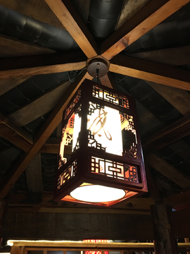 餐馆大厅的吊灯