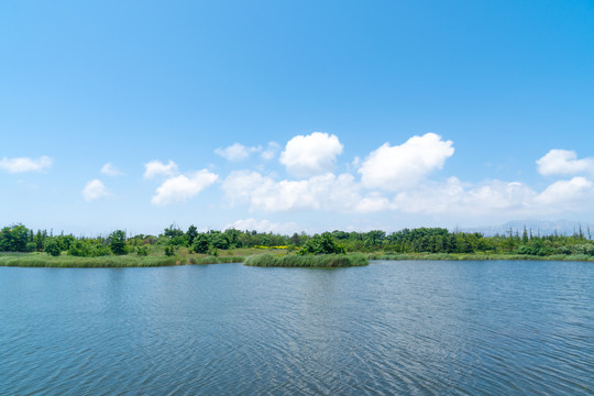 蓝天白云湖景