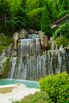 飞来瀑