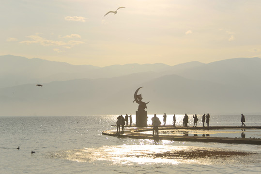 西昌邛海临海掬月台晨曦