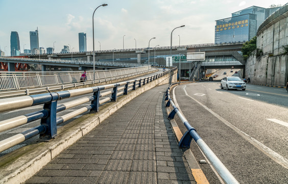 公路弯道和城市景观