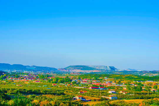 乾隆绿道俯瞰住宅建筑群与群山