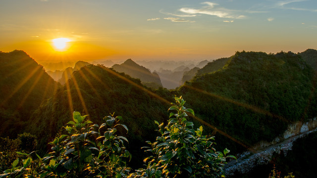 群山夕阳