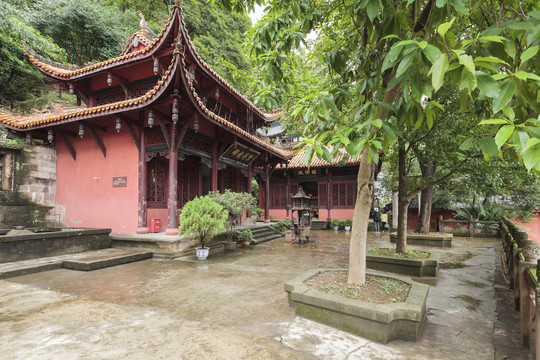 雨后的飞檐红墙古建筑