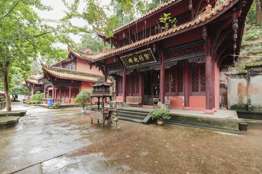 雨后的树林红墙飞檐古建筑