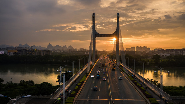 夕阳西下横跨漓江的城市公路大桥