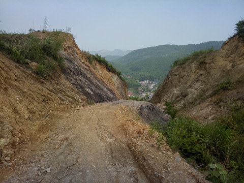 山路崎岖